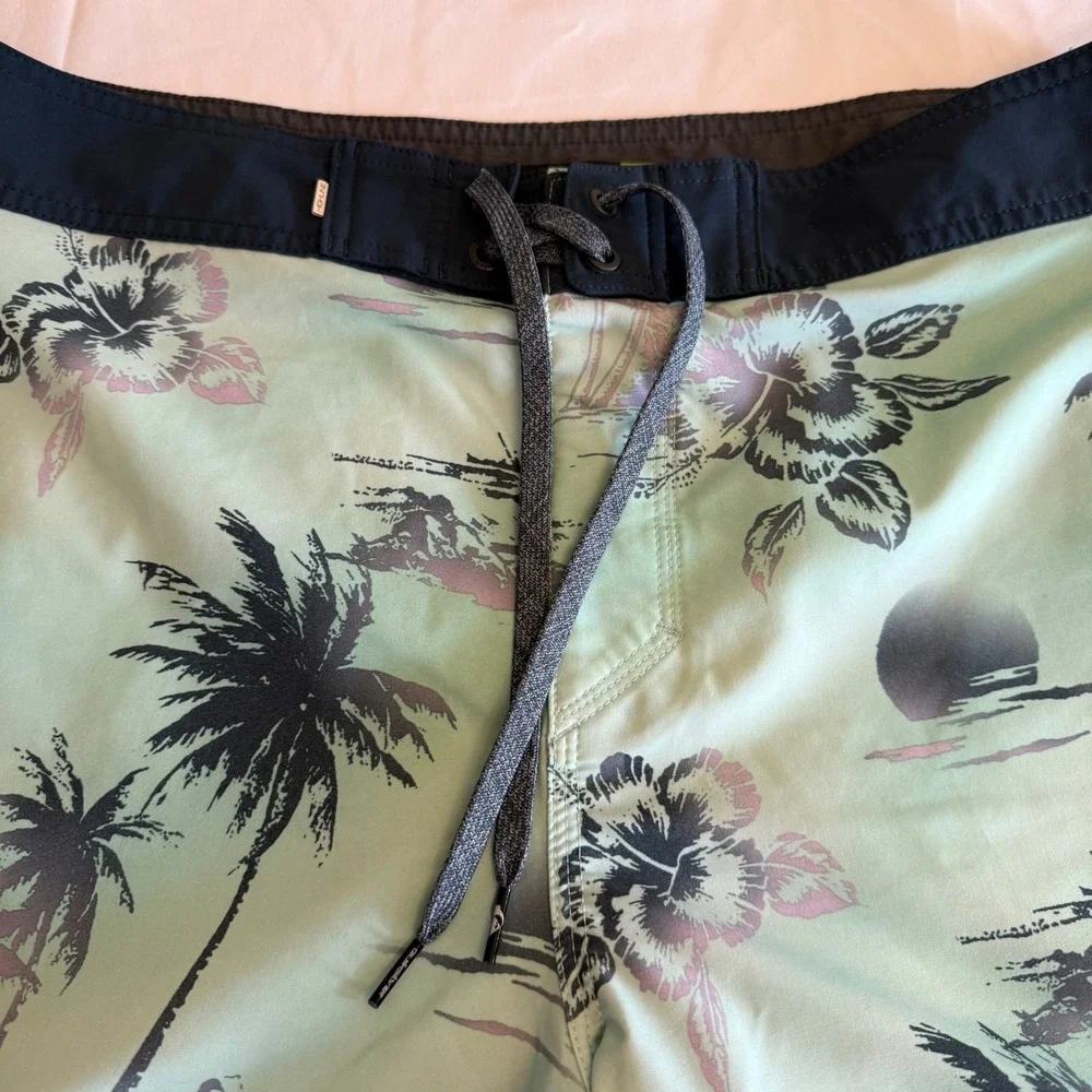 Quiksilver Board Shorts Mens 36 Green Tropical Palm Tree Floral Swim Trunks